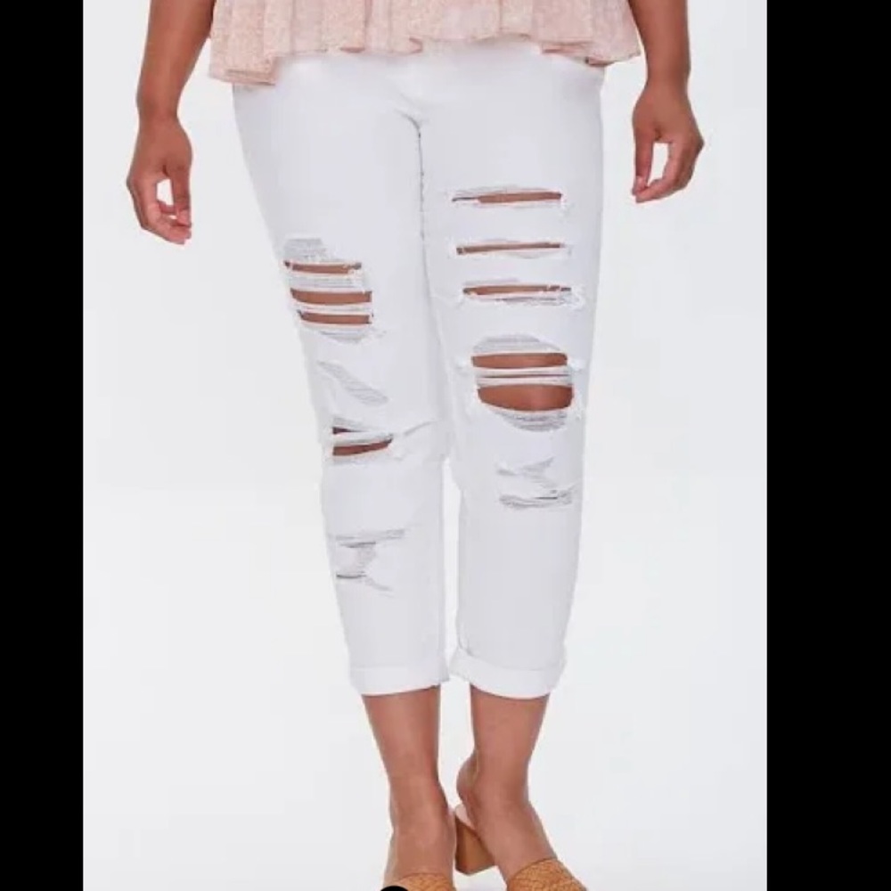 Forever 21 Boyfriend Mid Rise Relaxed Fit Slim Leg Distressed Jeans Size…